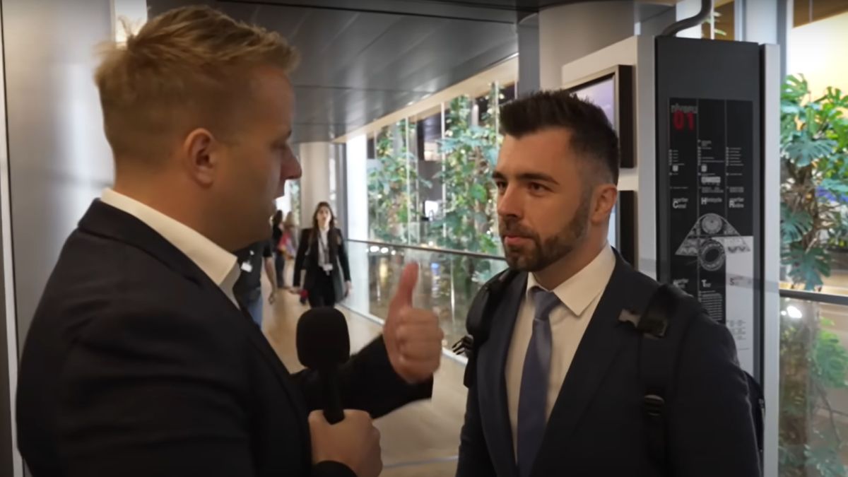 Személyeskedésbe fulladt Magyar Péter EP-képviselője és a riporter találkozása (VIDEÓ)