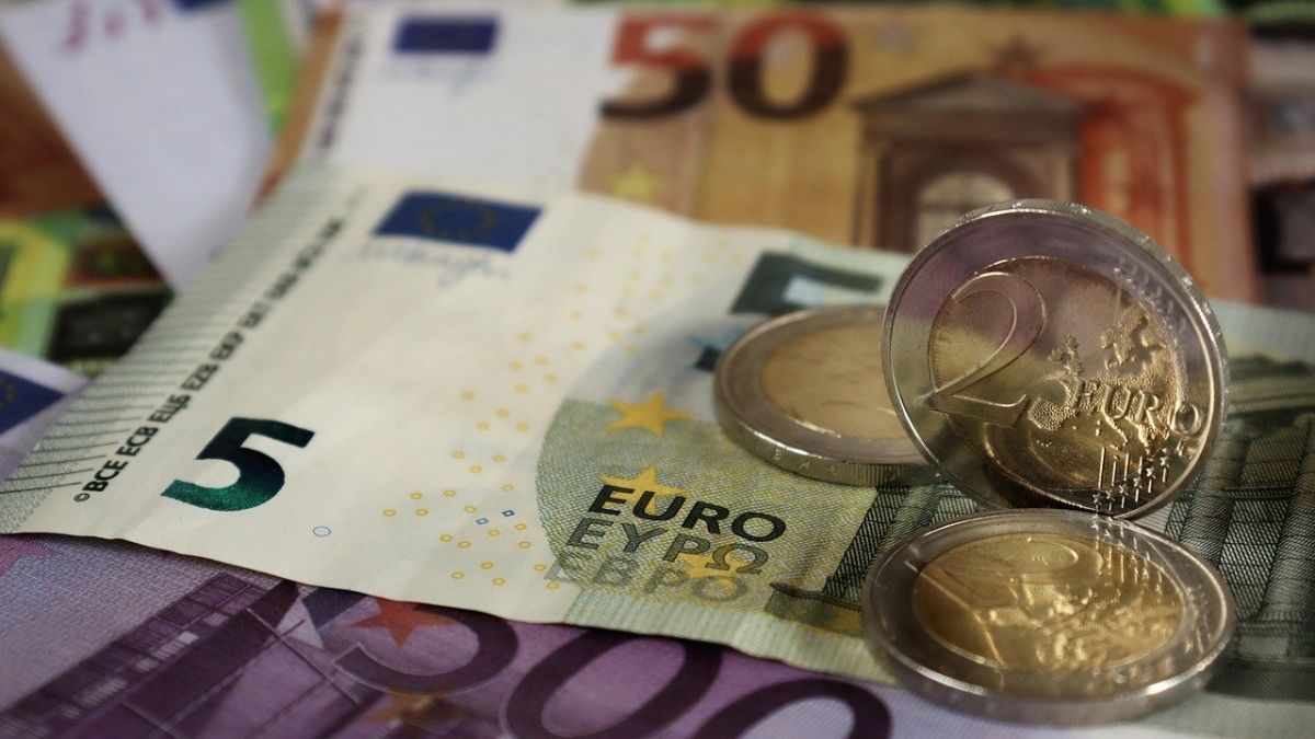 Európa megtakarít, miközben az amerikai fogyasztók fellendítik a gazdaságot