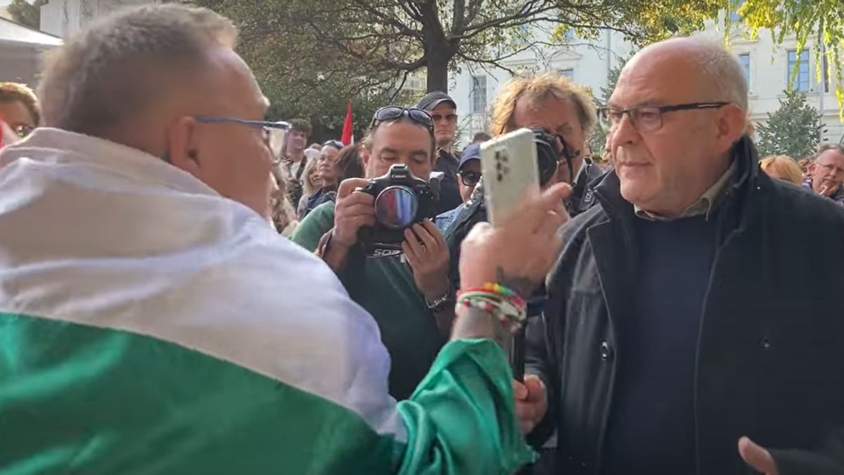 Magából kikelve üvöltözött egy tiszás tüntető a közmédia riporterével (VIDEÓ)
