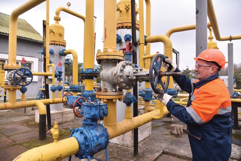 Derzhiv,,Ukraine,,March,8,,2018.,Gas,Station,Worker,Controls,Gas