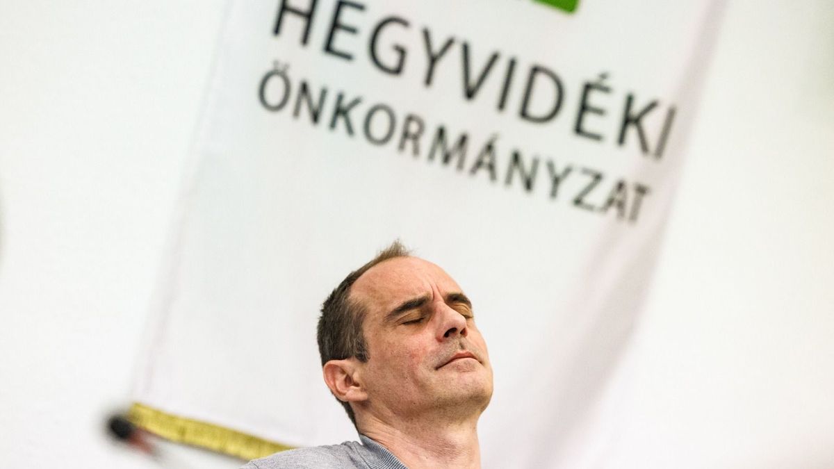 Tüntető, késés és csoki: a Kutyapárt és Kovács polgármester átvette a hatalmat a Hegyvidéken