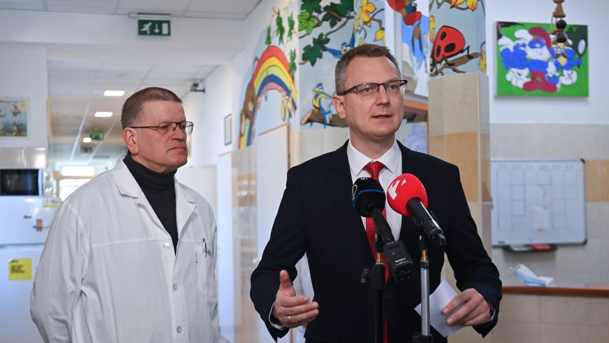 Itt a bejelentés: lebuktathatja a lekezelő, hanyag egészségügyi alkalmazottakat a kormány új fejlesztése
