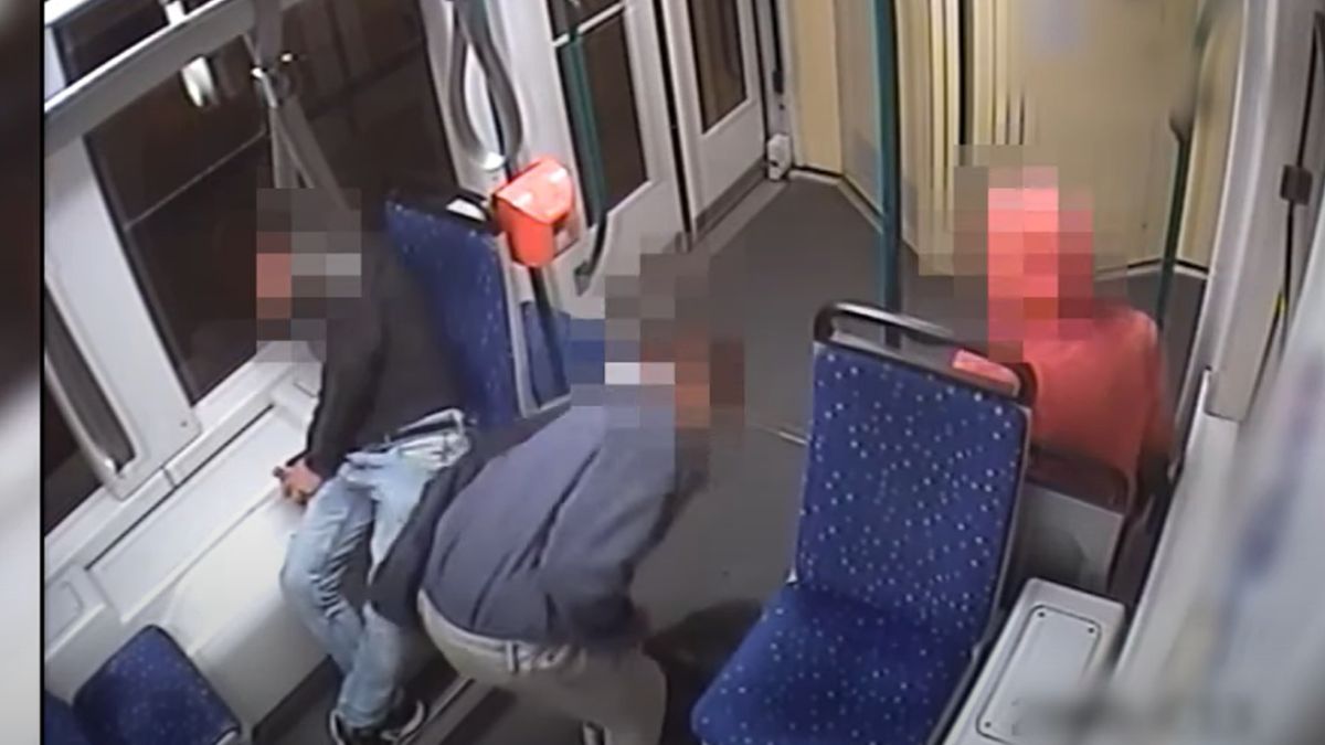 Kifosztottak egy alvó utast a budapesti villamoson (VIDEÓ)
