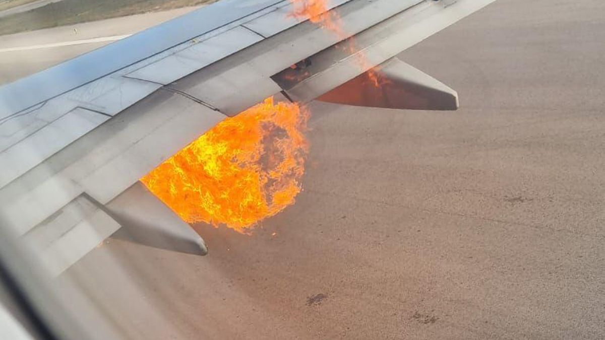 Döbbenetes képsorok: kigyulladt a Ryanair-gép hajtóműve