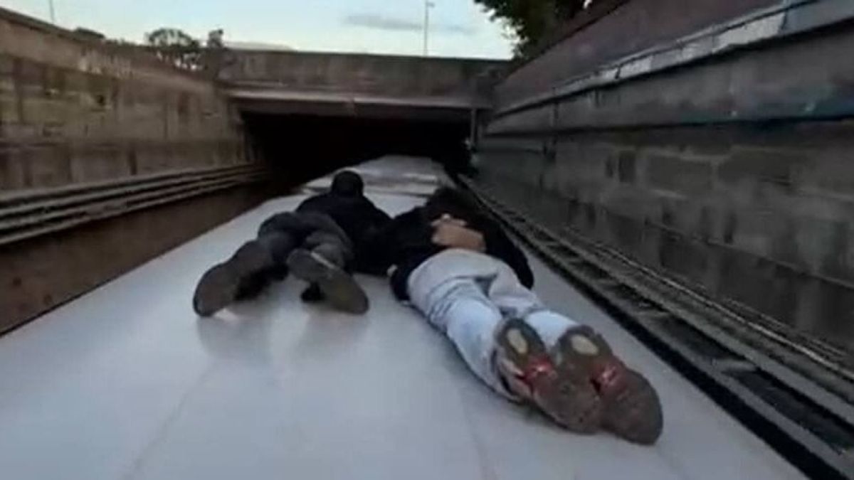 Az életéért küzd két cseh fiatal, akik egy bécsi metrószerelvény tetején szörföztek (VIDEÓ)