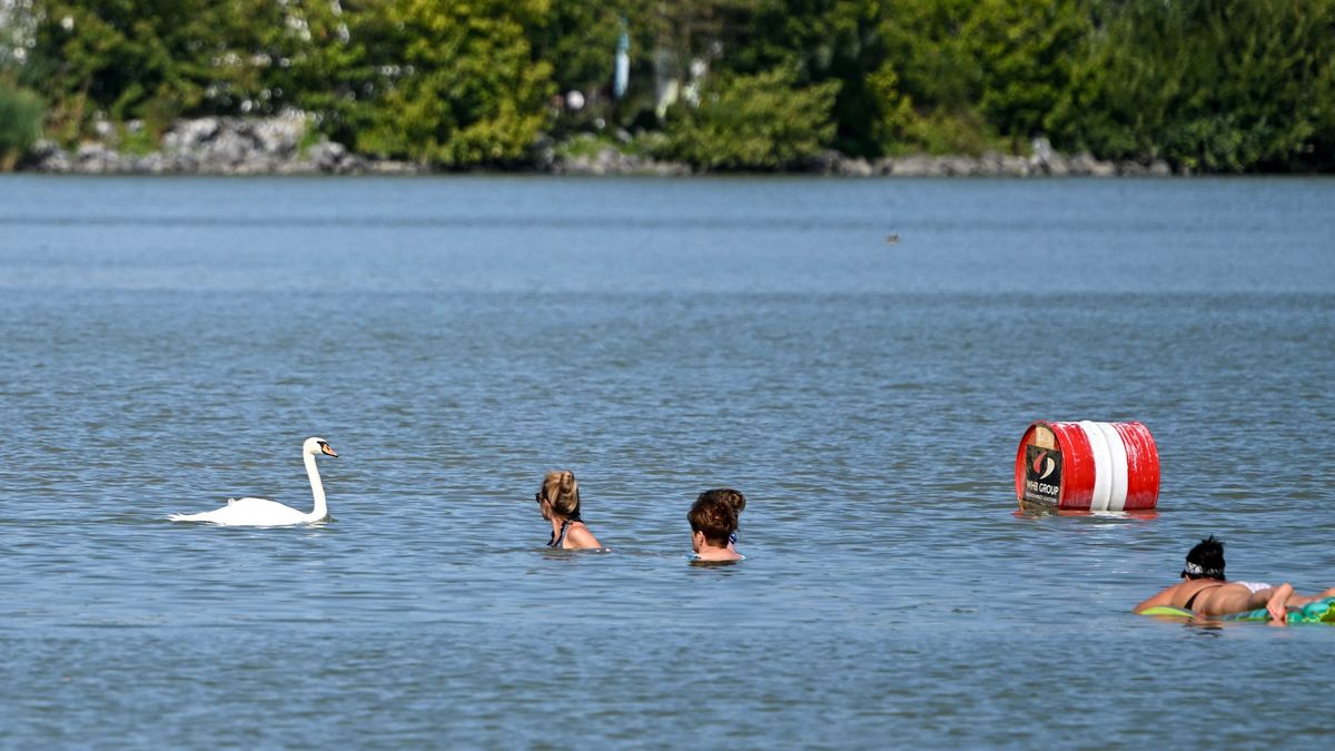 Heteken át folyt a szennyvíz a Balatonba – be kellett zárni a strandot