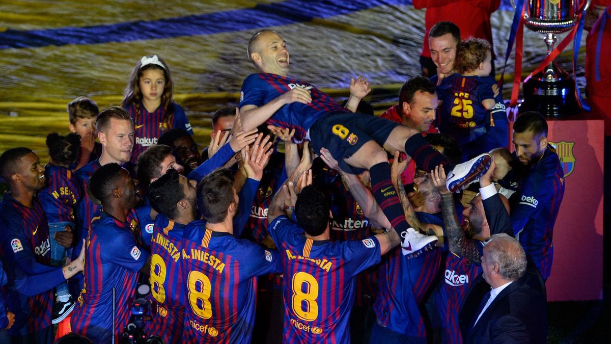 Végtelen nyolcas: Guardiola, Enrique, del Bosque és van Gaal is búcsúzik a focitörténelem egyik legjobbjától (VIDEÓ)