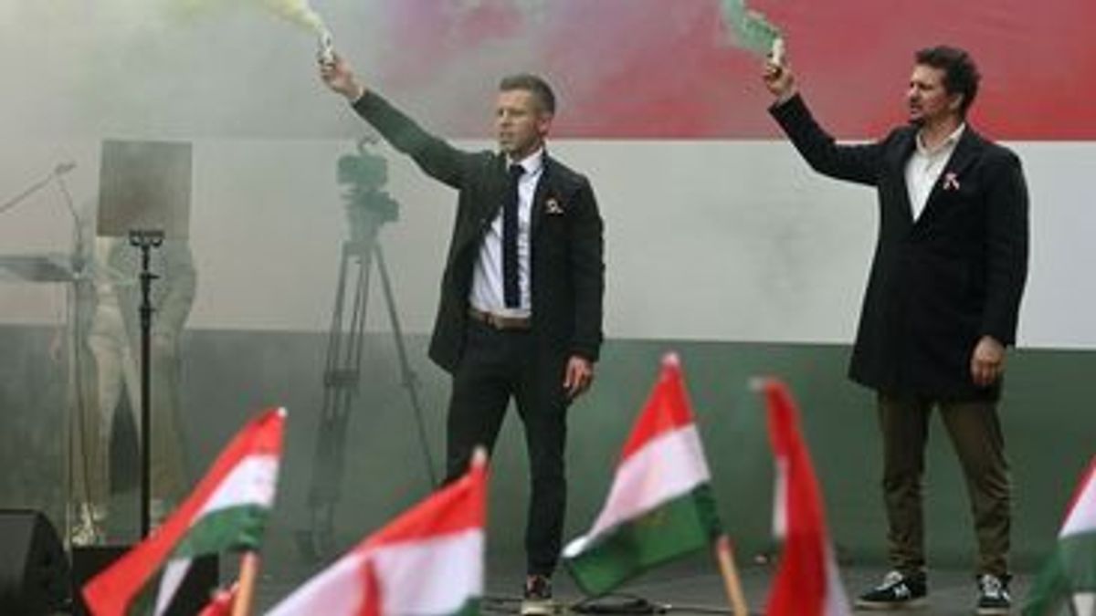 Nagy Ervin piros lámpával a fején vizsgálja azokat, akik csatlakoznának Magyar Péter pártjához