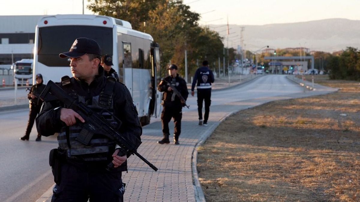 Tisztán látszanak a támadók, hallatszik a fegyverropogás – ilyen volt a török terrortámadás (VIDEÓ)