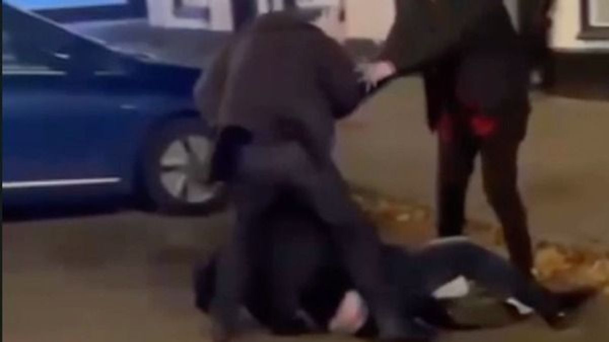 Felfüggesztette a brit Munkáspárt az egyik képviselőjét, miután egy térfigyelő felvette, hogy megüt egy férfit