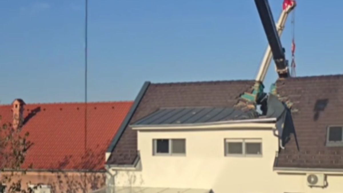Elképesztő baleset történt Sopronban: háztetőre dőlt egy ötvenöt tonnás daru (VIDEÓ)