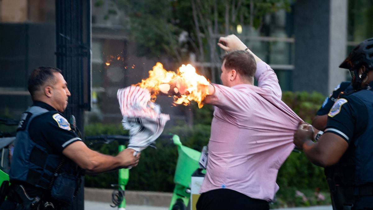 Annyira támogatta a palesztinokat egy sajtófotós, hogy a washingtoni tüntetésen felgyújtotta magát – Mandiner