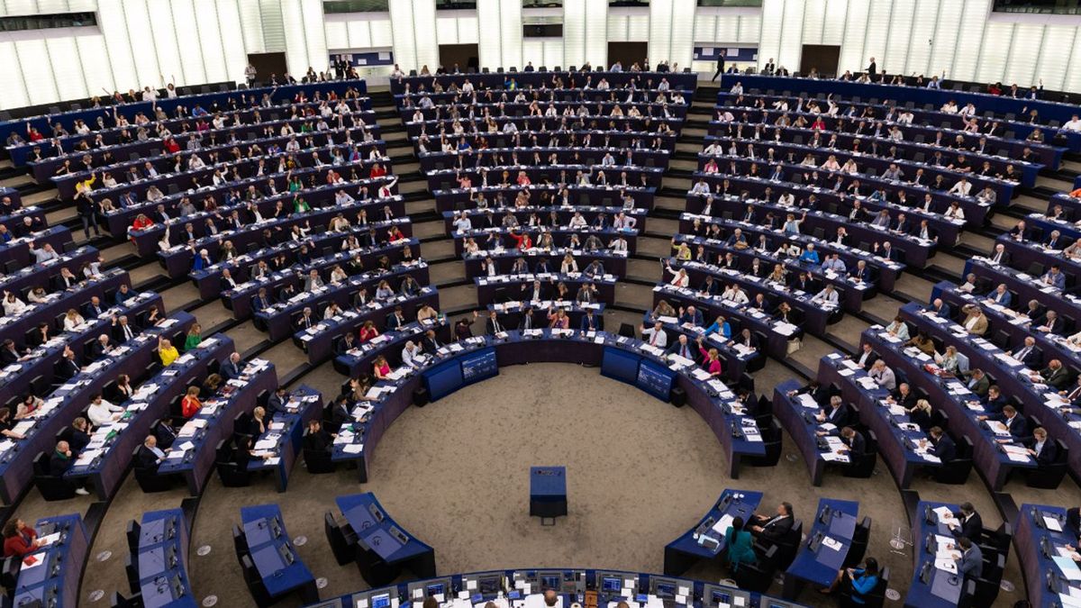 Hoppá: balliberális bécsi homoszexuálisokat fütyültek ki az EP-képviselők!