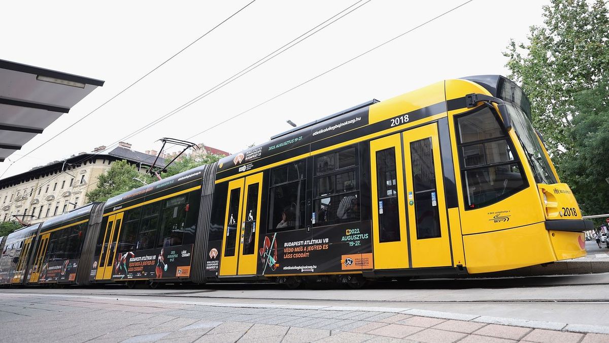 A 4-es 6-os villamos megállójába vágódott egy autó