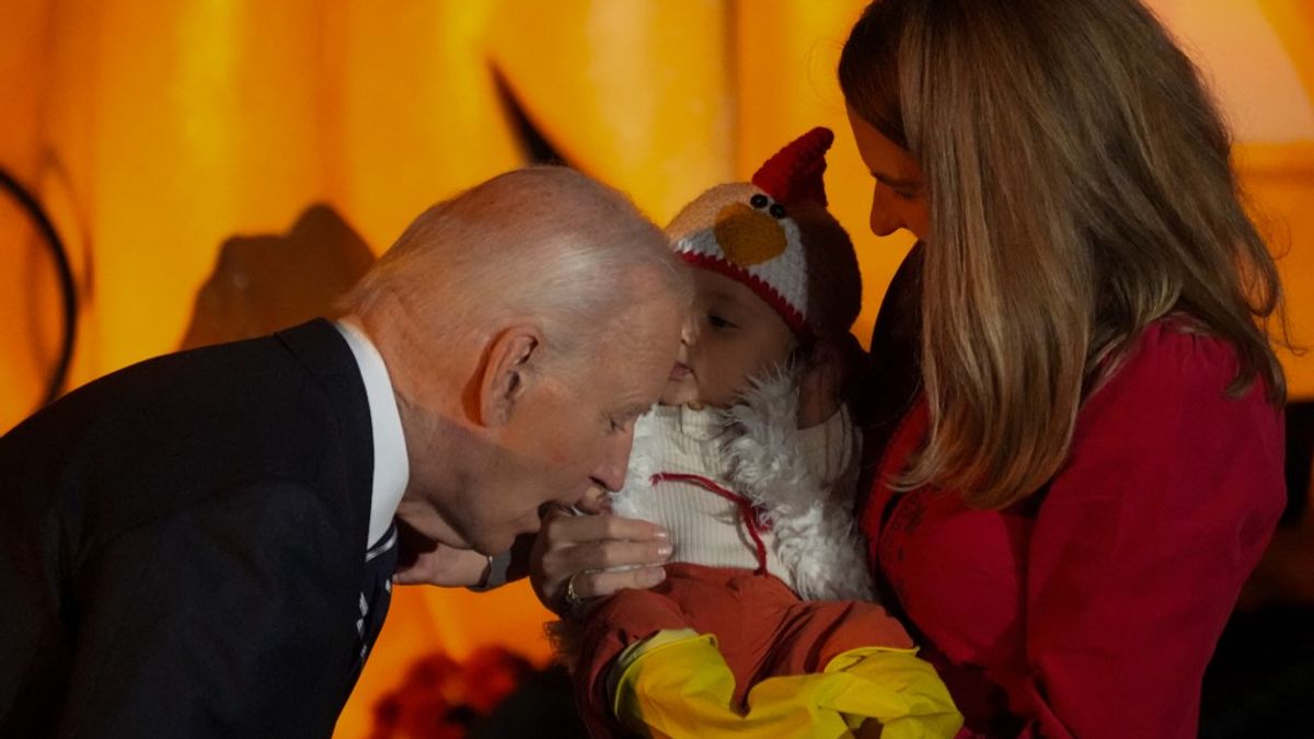 Joe Biden megint nem bírt magával: megharapott egy kisbabát (VIDEÓ)