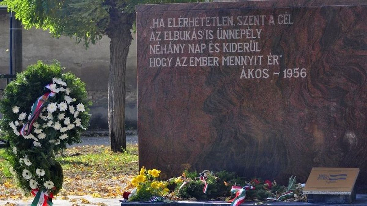 Kőbe vésték Ákos 1956-ról szóló dalának sorait