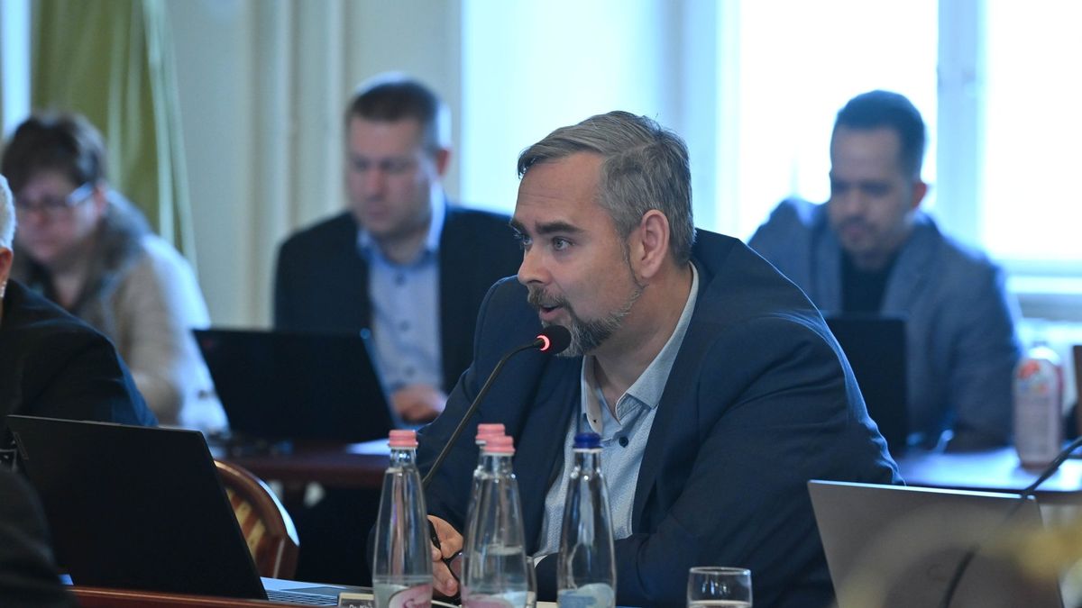 Történelmi alakuló ülés Óbudán, a DK-s polgármester a börtönben tette le az esküt (VIDEÓ)