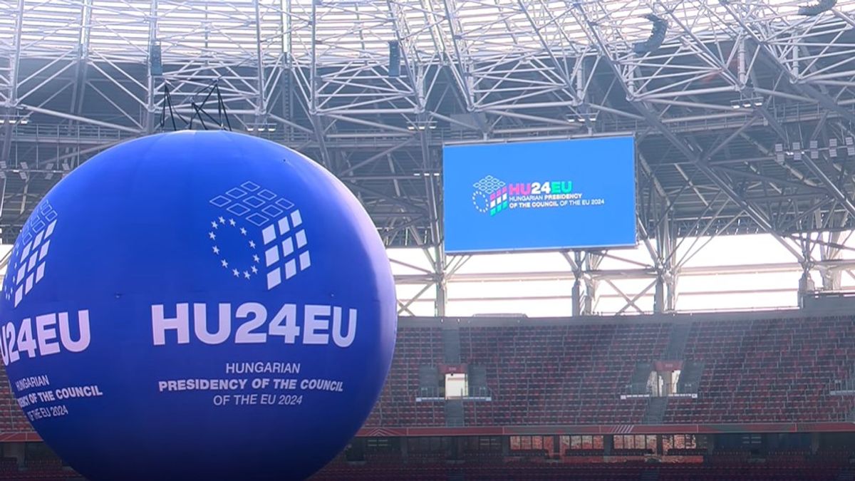 Nézze a Mandineren: folytatódik a diplomáciai nagyüzem, így érkeznek az uniós vezetők a Puskásba (VIDEÓ)