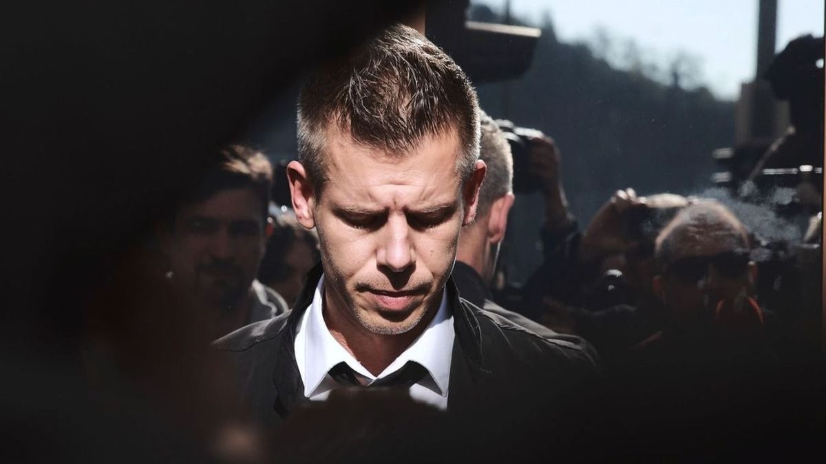 Sárospataki hátsó ajtó: Magyar Péter megúszta a sajtó kérdéseit és a tüntetők haragját! (VIDEÓ)