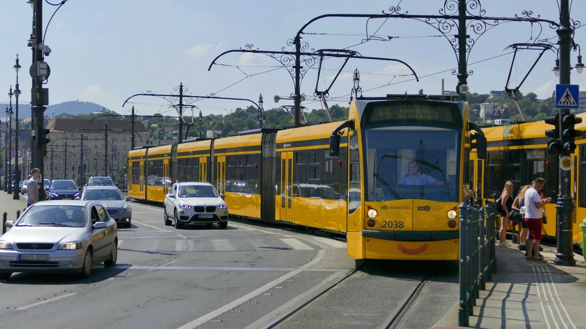 Villamosmegállóba csapódott egy autó a Margit hídon