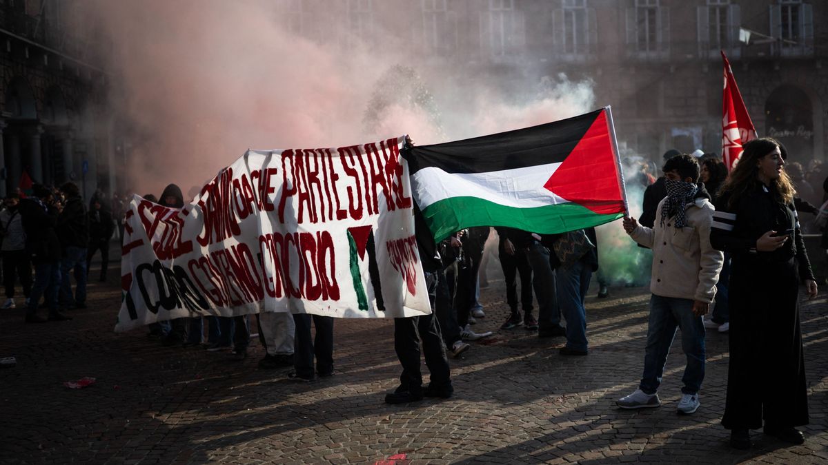 Antifa erőszak: Melonit és Salvinit ábrázoló képeket gyújtottak fel – szakszervezetinek álcázott kormányellenes tüntetés volt Olaszországban