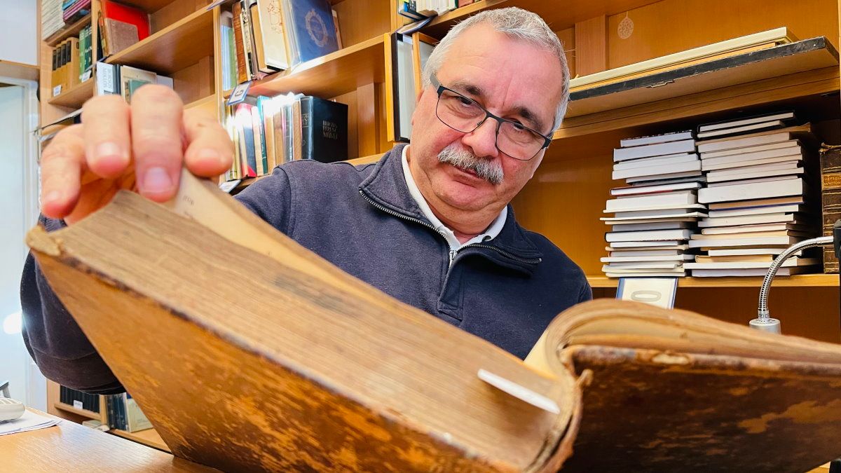 Egy régi vágású antikvárius, akinek az olaszok sztárfocistája is a vevője volt