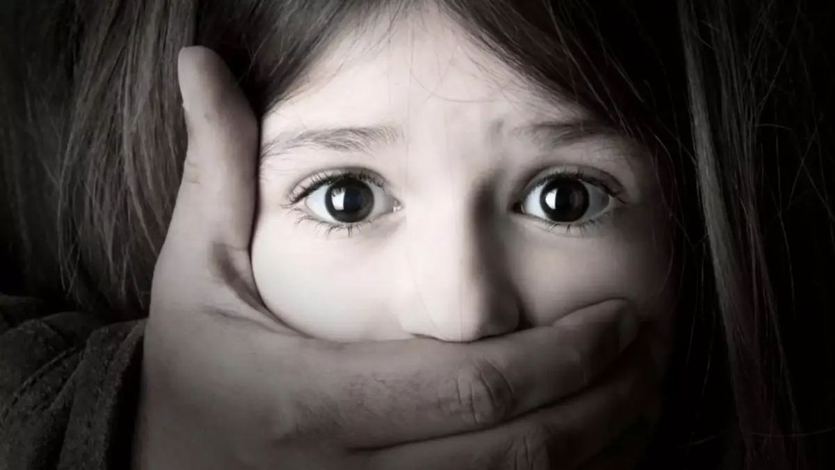 Gyermekpornográfia miatt emeltek vádat egy magát lánynak álcázó férfi ellen