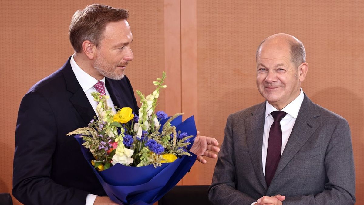 Több fegyver Ukrajnának, több adósság a németeknek – ezért esett darabjaira a német kormány