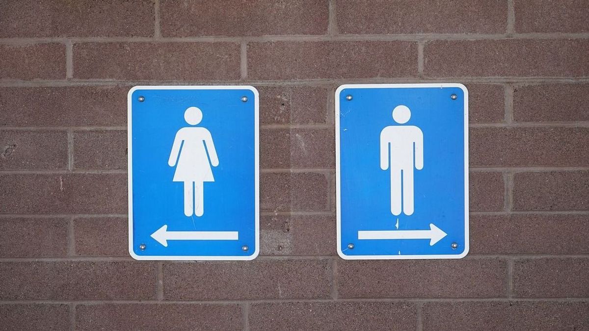 Kitiltották Amerika első transznemű képviselőjét a női vécéből
