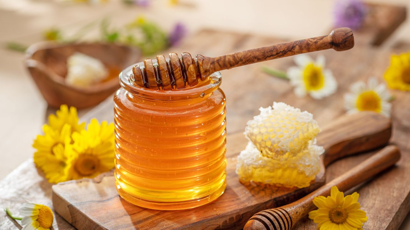 Natural,Organic,Honey,In,Glass,Jar,,Honey,Dipper,And,Honeycombs