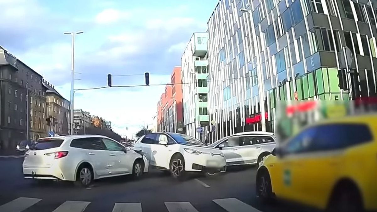 Így rohant egymásnak három autó a Váci úton (VIDEÓ)