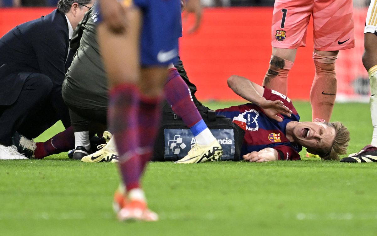 MADRID, SPAIN - APRIL 21: Frenkie de Jong of Barcelona gets injured during the La Liga 32nd week football match between Real Madrid and Barcelona at Santiago Bernabeu Stadium in Madrid, Spain on April 21, 2024.  