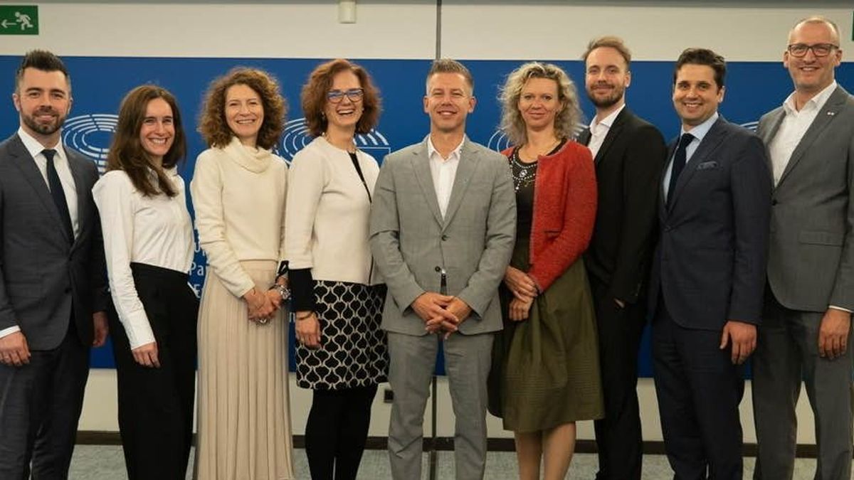 Nem mondja meg Magyar Péter, melyik EP-képviselője agyhalott, melyik alkalmatlan, melyik Soros-ügynök