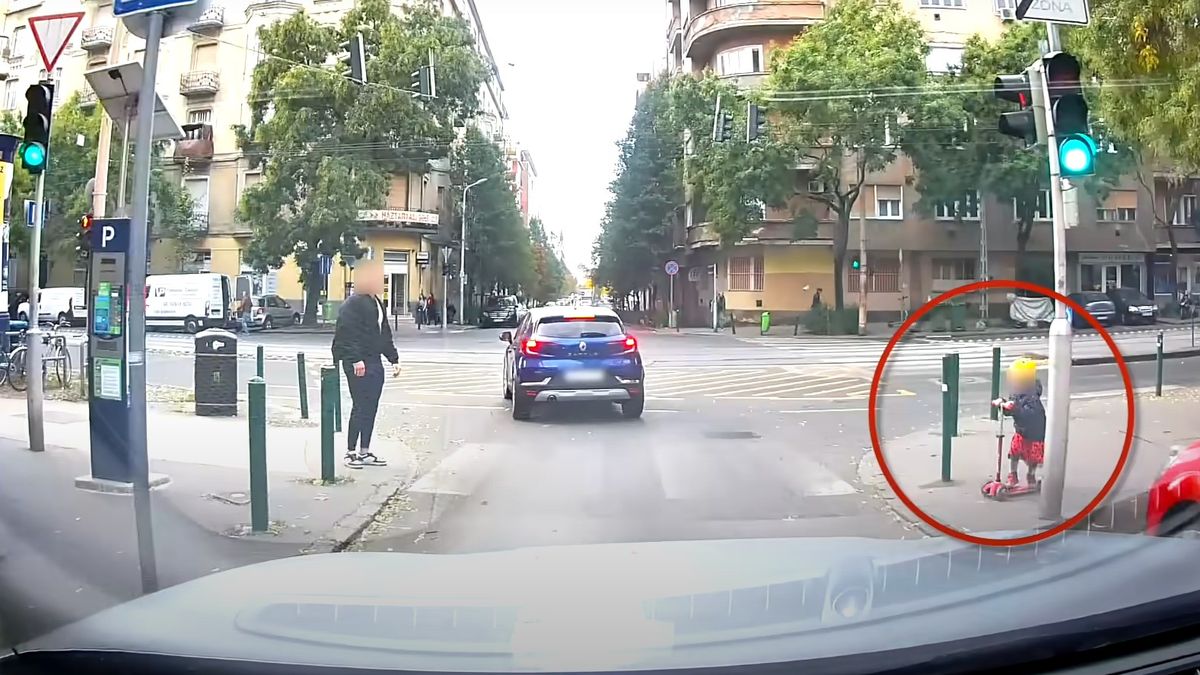 Ez minden autós rémálma: zöld volt a lámpa, de a rollerező kisgyerek a semmiből kigurult elé – centiken múlt a tragédia (Videó)