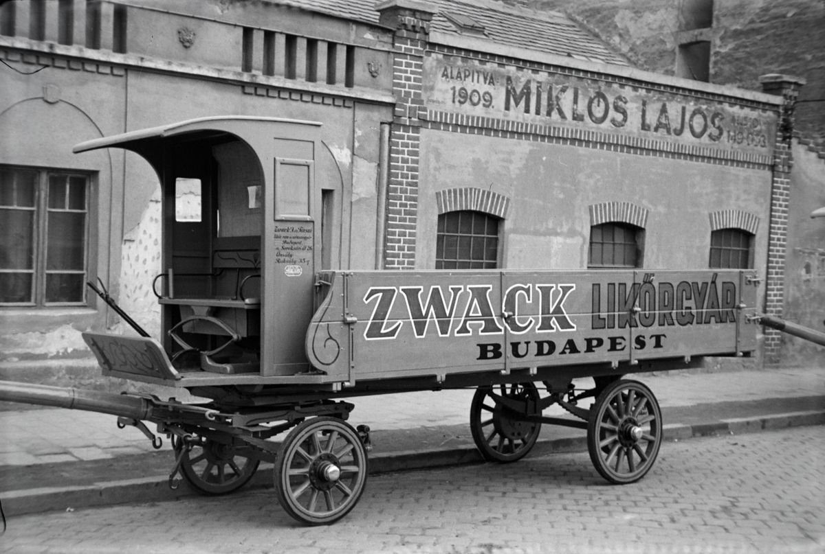 Vaspálya utca 4., Miklós Lajos járműgyártó mester üzeme előtt a Zwack Likőrgyárnak gyártott platós lovaskocsi 1943-ban.

