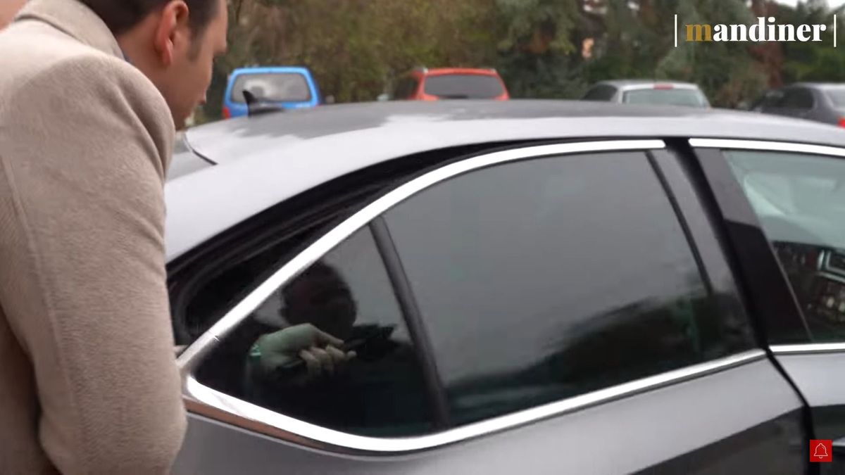 Kocsiajtót csapott riporterünk kezére Magyar Péter (VIDEÓ)
