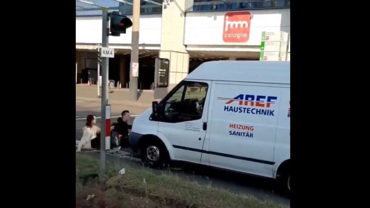 Szép új világ: a klímaaktivisták ezúttal Kölnben feküdtek az autók elé