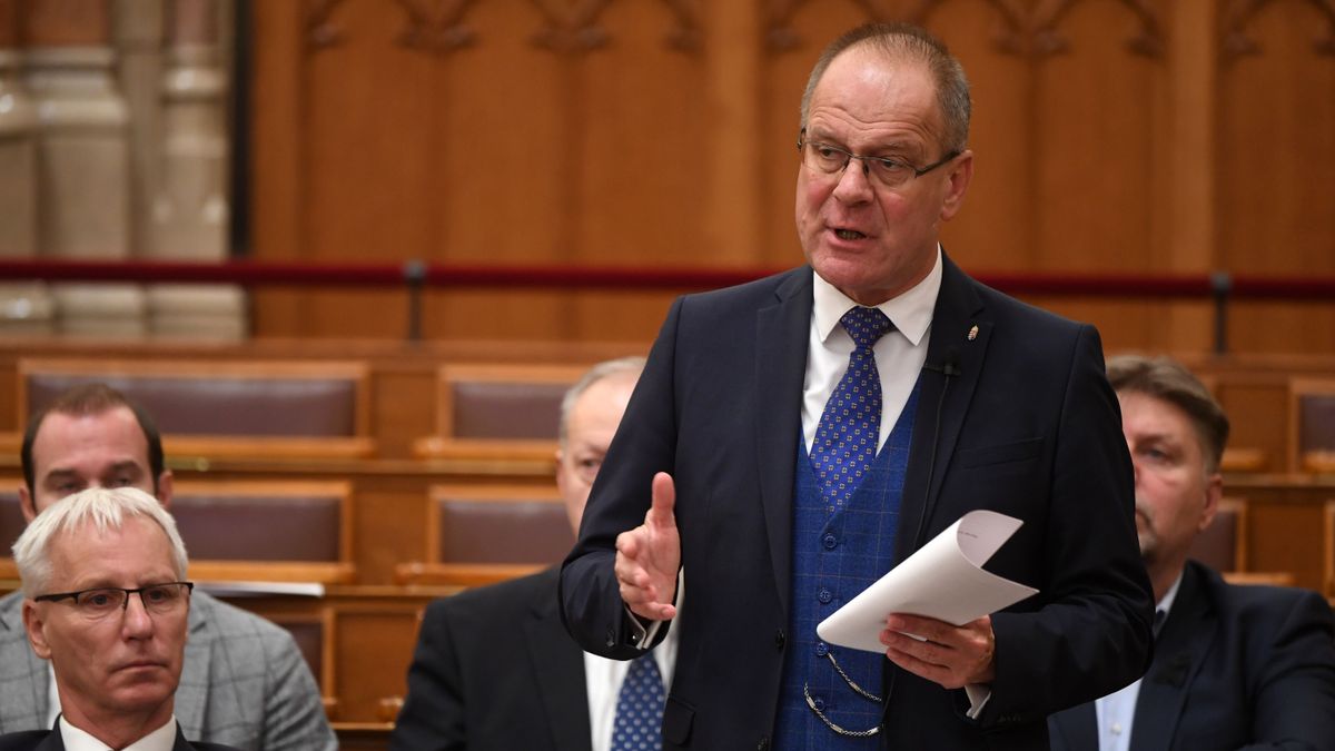 Navracsics Tibor: Nagyon nem fair, hogy most Menczer Tamás nyakába varrják az ügyet, nagyon nem!