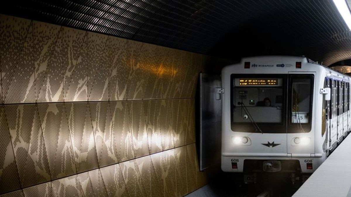 Így menekültek ki az utasok az alagútban ragadt metró fogságából (VIDEÓ)