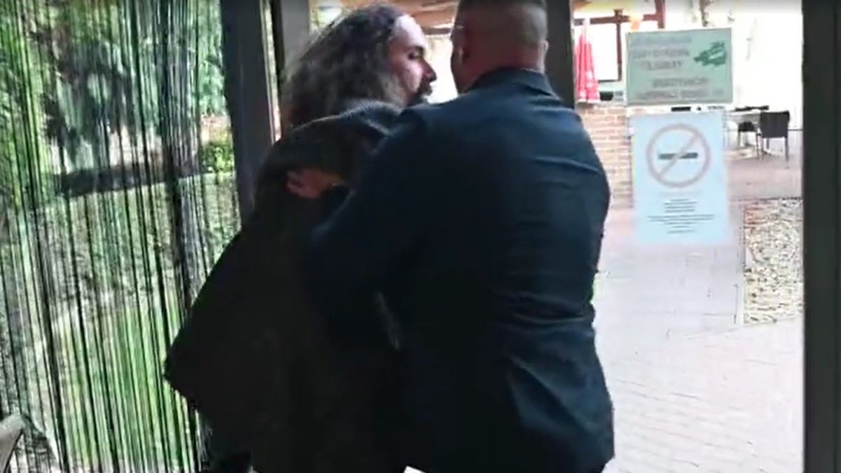 Hiába tagadta Magyar Péter, hogy lenne testőre, egyik embere hétfőn nagyon úgy viselkedett, mintha az lenne (VIDEÓ)