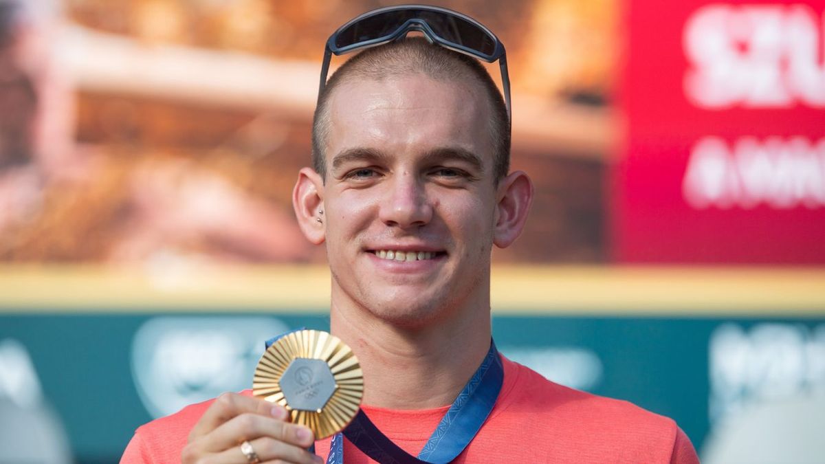 Fontos versenyt kell kihagynia olimpiai bajnok úszónknak
