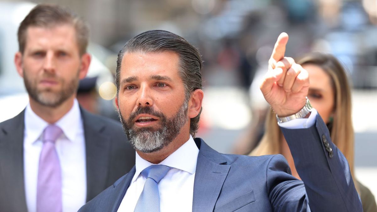 Videón, ahogy Donald Trump fia megküldi a selyemzsinórt David Pressmannek