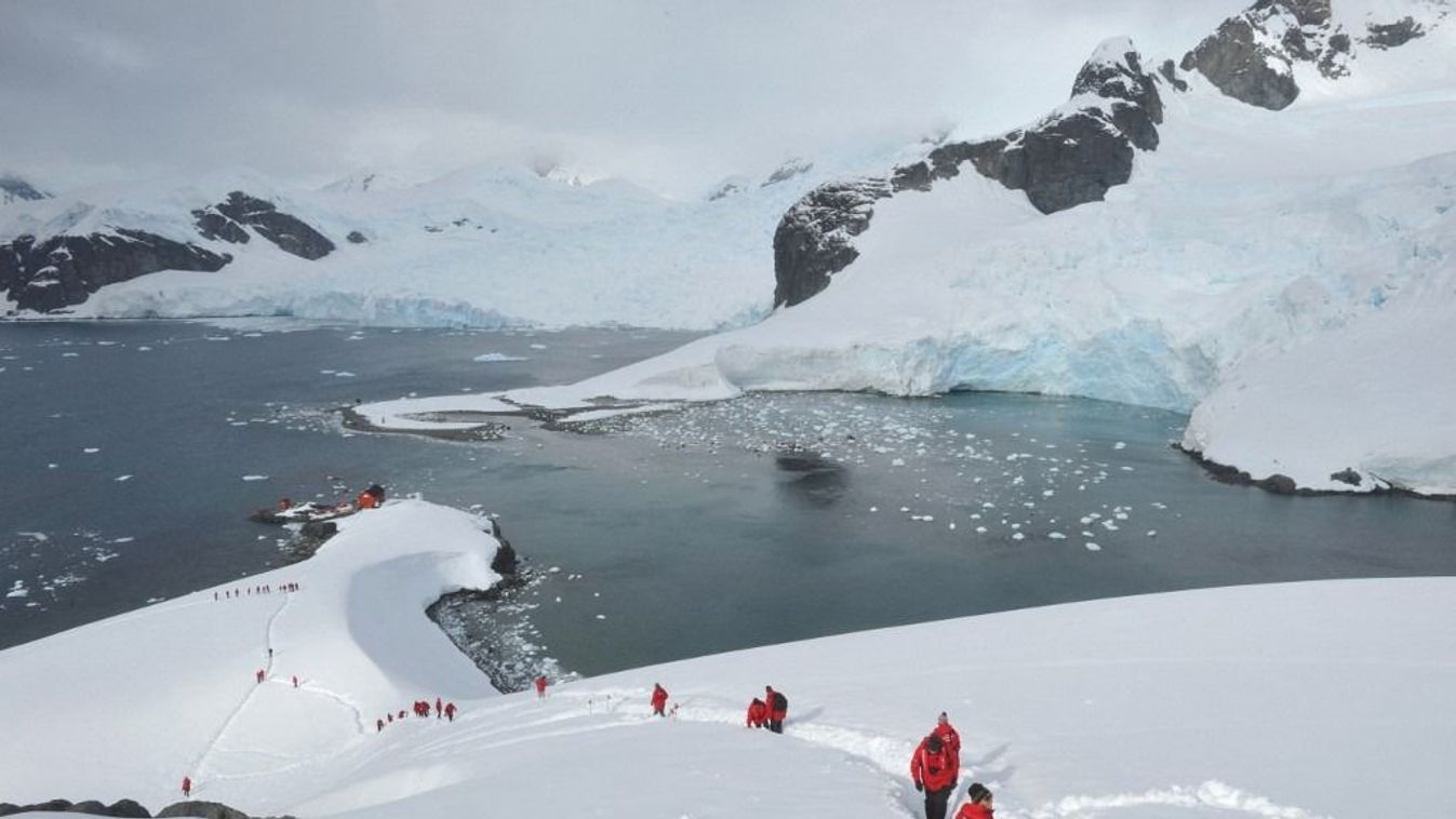 ANTARCTICA. PARADISE BAY. PASSANGERS OF THE CUISE SHIP L'AUSTRAL (COMPAGNIE DU PONANT) ARE GOING ON SHORE ONE OR TWICE A DAY DEPENDS ON THE METEO. HERE A WALK TO A VIEW POINT OF PARADISE BAY.