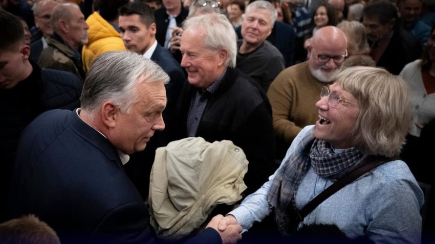 Orbán Viktor volt a pátyi fórum meglepetésvendége