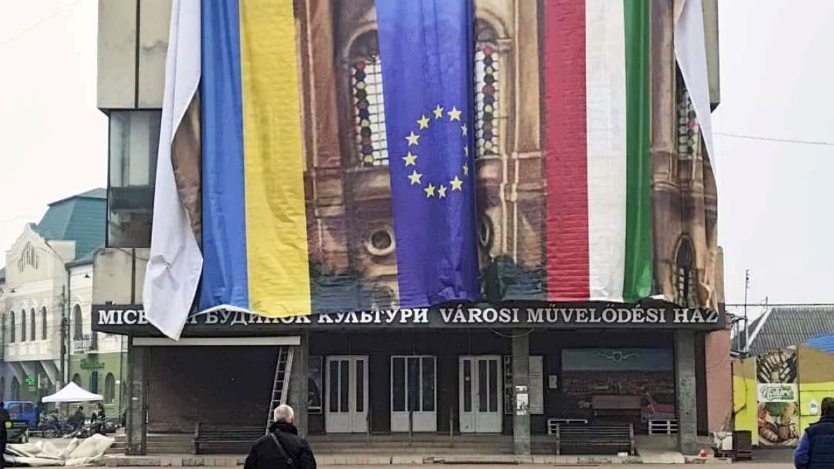 Felemelő fotó érkezett: magyar zászló is feltűnt Beregszász főterén