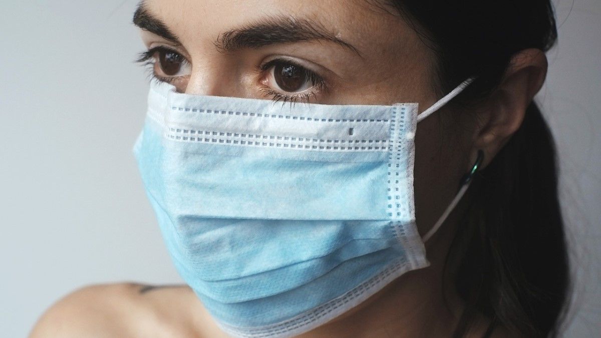 Újra berobbant a koronavírus – ekkor érkezik az oltás