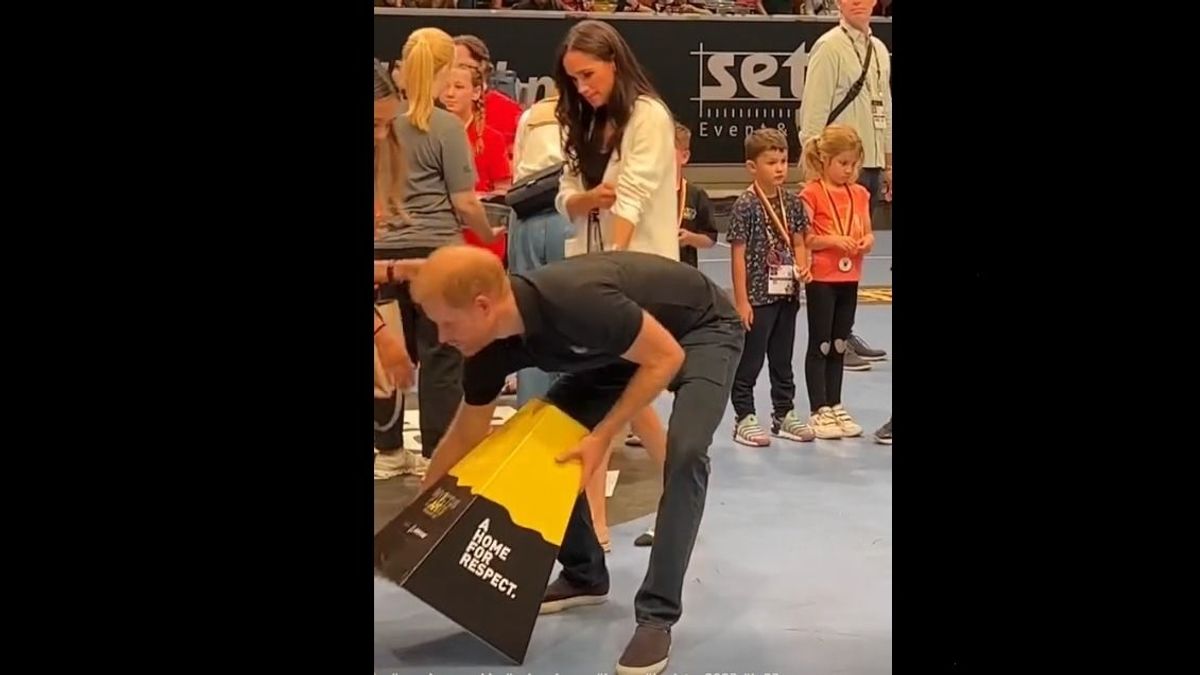 Harry herceg roadie-nak állt (VIDEÓ)