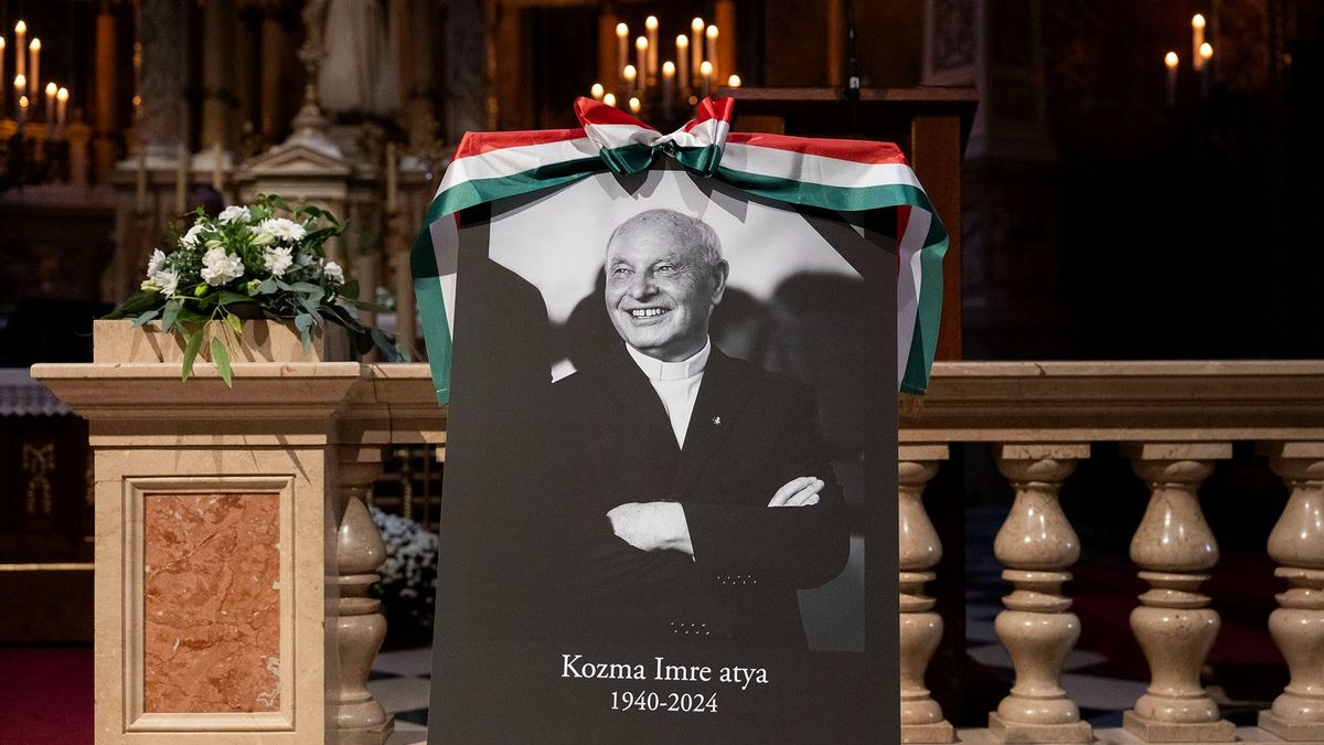 Több ezres tömeg vett végső búcsút Kozma atyától – Orbán Viktor fehér rózsával rótta le tiszteletét (FOTÓK)