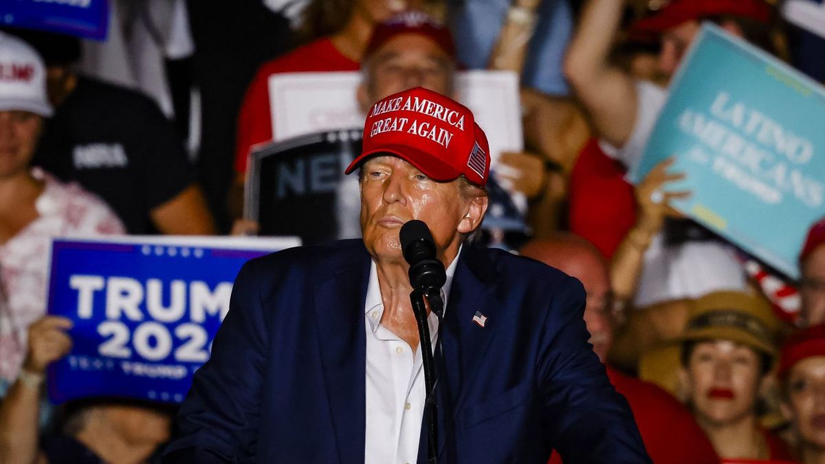 Faraghatják Orbán Viktor lovas szobrát Brüsszelben