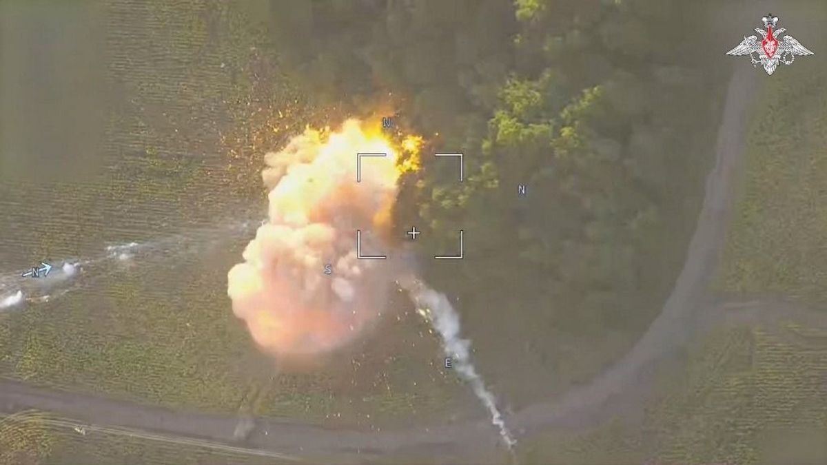Brutális felvétel érkezett az ukrán frontról – drón csapódott egy MaxxPro MRAP-ba (VIDEÓ)